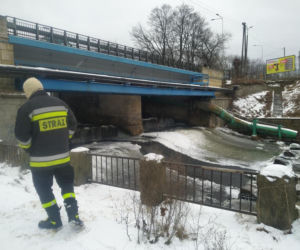 Strażacy usuwali zator lodowy na tamie zalewu Pasternik