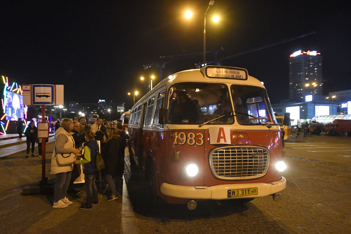 Noc Muzeów 2022 w Warszawie. Tłumy zwiedzających i kolejki. Tysiące warszawiaków między warszawskimi muzeami