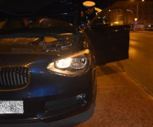 Młody kierowca wpakował się swoim BMW w znak drogowy. Odpowie na poważniejsze przestępstwo