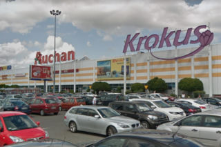 Skandal w krakowskim Auchan: Sprzedawali saszetki ze swastyką. Jak do tego doszło?
