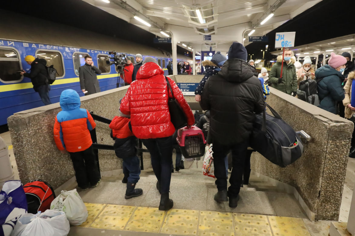 Warszawa: Przyjazd pociągu z uchodźcami z Ukrainy