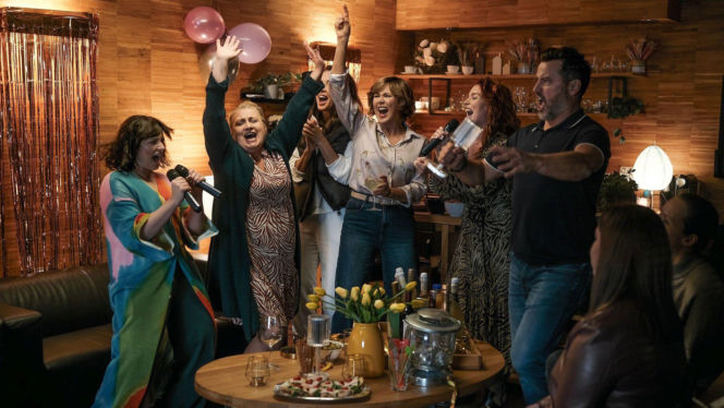 Na dobre i na złe odc. 975. Halinka (Joanna Jarmołowicz), Lucyna Sikorka (Anna Samusionek), Jadzia (Aldona Jankowska), Beata (Maria Góralczyk), Borys Jakubek (Marcin Zacharzewski), Maja Skawina (Katarzyna Wuczko)