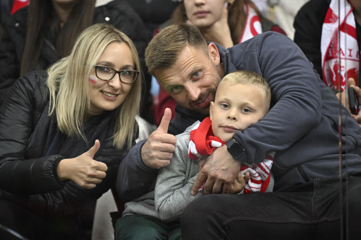 Anna Lewandowska z teściową i jej partnerem na meczu Polska - Bośnia