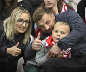 Anna Lewandowska z teściową i jej partnerem na meczu Polska - Bośnia