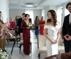 M jak miłość, odcinek 1924. Kasia (Paulina Lasota), Mariusz (Mateusz Mosiewicz), córka Kasi Zosia, Aneta (Ilona Janyst), Olek (Maurycy Popiel)