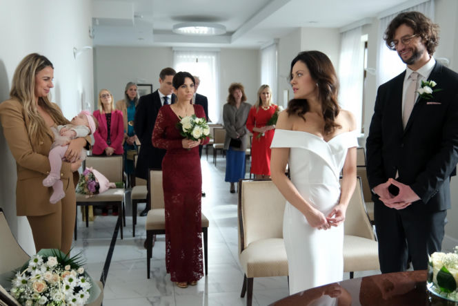 M jak miłość, odcinek 1924. Kasia (Paulina Lasota), Mariusz (Mateusz Mosiewicz), córka Kasi Zosia, Aneta (Ilona Janyst), Olek (Maurycy Popiel)