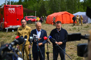 Potężny pożar w powiecie wołomińskim. Donald Tusk przyjechał na miejsce akcji