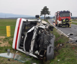 Groźny wypadek na Podhalu. Autobus w rowie po zderzeniu z osobówką