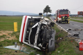 O krok od tragedii na Podhalu. Autobus w rowie po zderzeniu z osobówką [ZDJĘCIA]