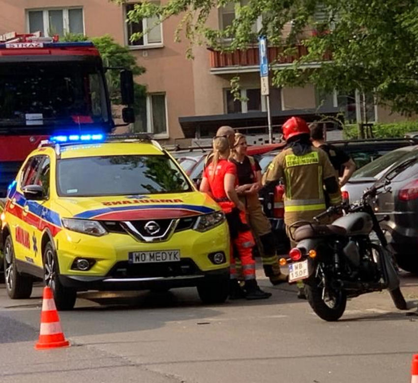 Kolejny wypadek motocyklisty w stolicy. Kierowca jednośladu wymusił pierwszeństwo