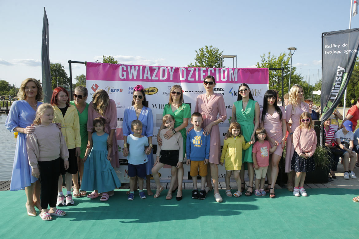 Aktorki, wokalistki i dziennikarki jak zawodowe modelki na evencie "Gwiazdy Dzieciom"