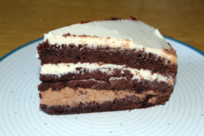 Ciasto Morze Czarne – 5 warstw, które robią efekt „wow” po przekrojeniu. Ten deser znika ze stołu pierwszy