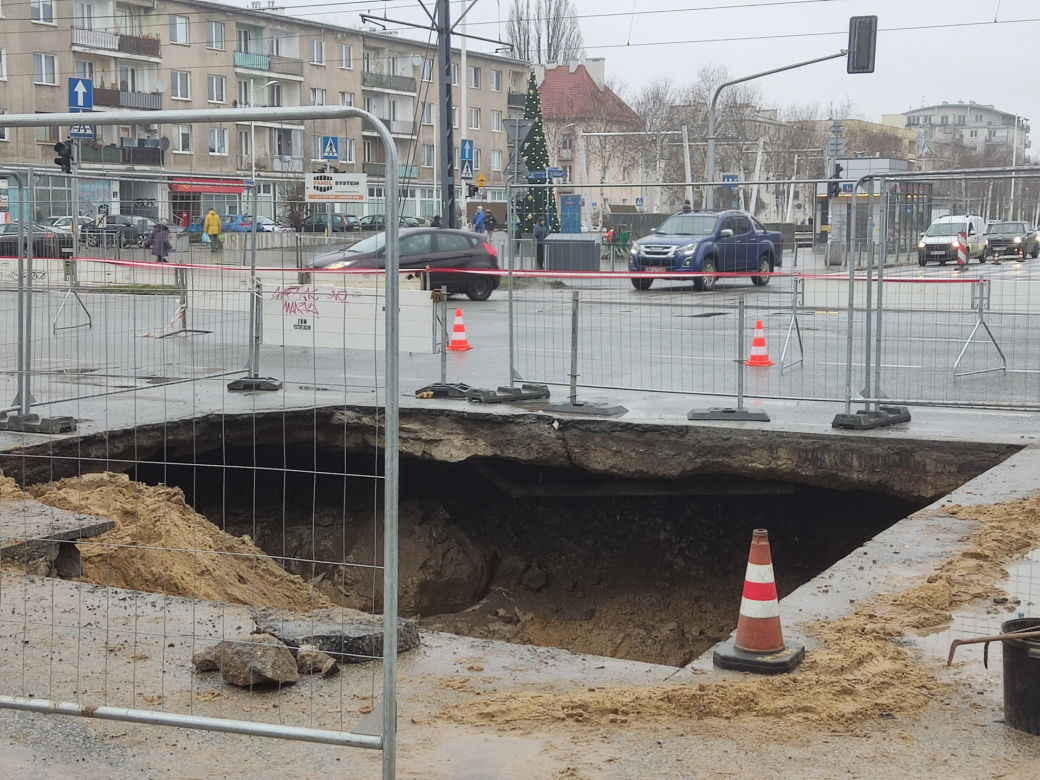 Grochowska się zapadła! Woda wyżłobiła dziurę na 7 metrów! Gigantyczne utrudnienia na Pradze