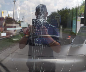  Pijany pasażer uszkodził szybę w autobusie 