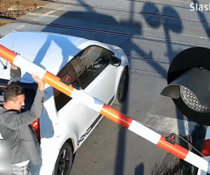 Śląskie: Wjechała za zapory na przejeździe kolejowym!