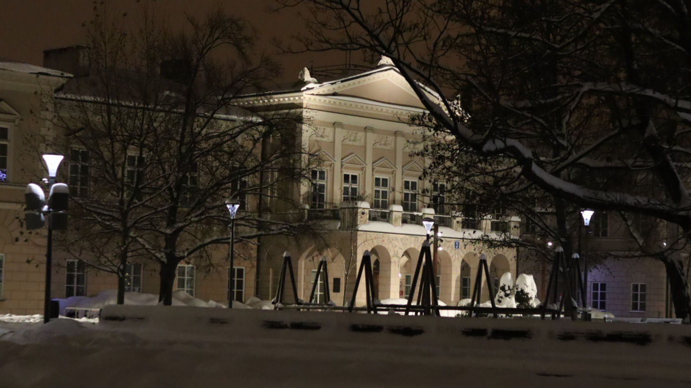 Lublin wieczorową porą. W mieście świąteczne ozdoby i hałdy śniegu. Zobacz zdjęcia!
