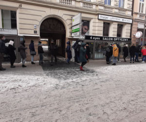 Kolejki przed cukierniami w Poznaniu