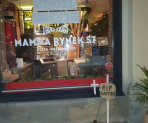 Znicze przed restauracjami w Poznaniu