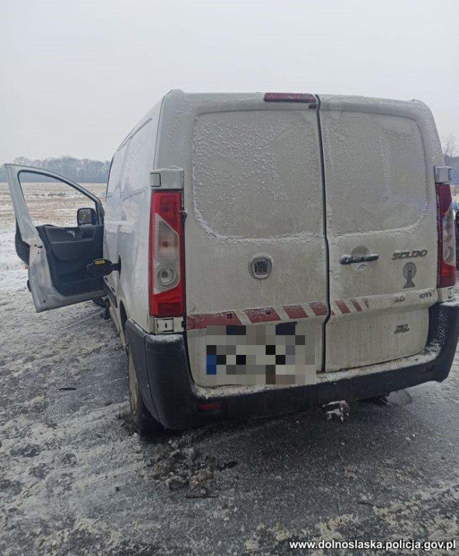 Wypadek busa w Niechlowie. Gdy policjanci zajrzeli do środka, oniemieli