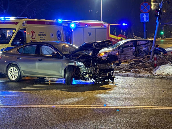 Stłuczka z nieoznakowanym radiowozem w Warszawie. Potężna utrudnienia