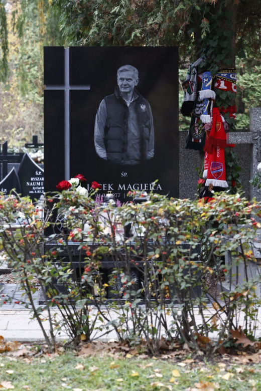 Groby Jacka Magiery i Lucjana Brychczego na Cmentarzu Wojskowym na Powązkach