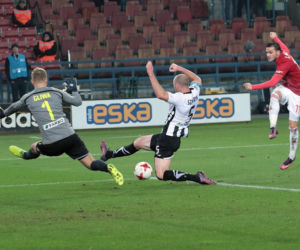 Dziury wypalone w murawie, powyrywane krzesełka, zdewastowane łazienki: Stadion Wisły po meczu z Sandecją [ZDJĘCIA, AUDIO, WIDEO]