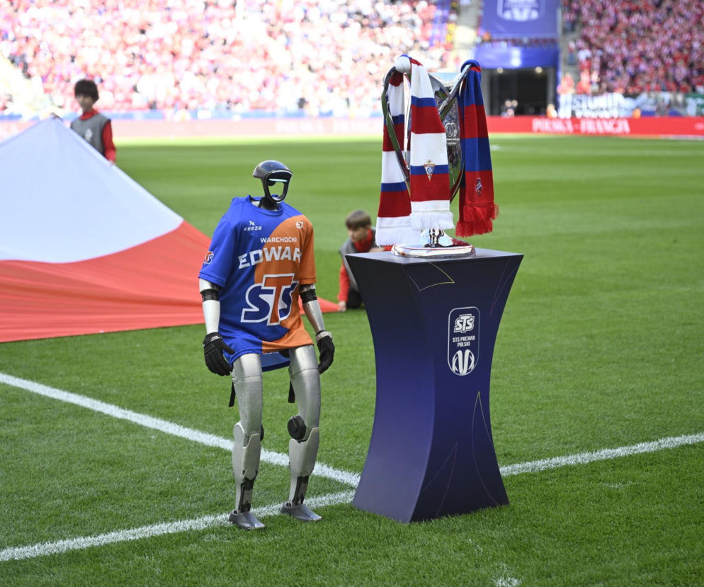 Robot w koszulce obok Pucharu Polski na boisku. O kontrowersjach wokół losowania w PZPN przeczytasz w serwisie Eska.