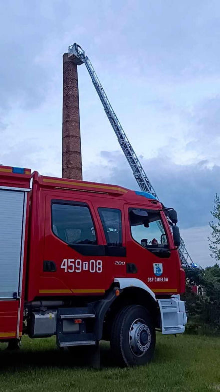Bocian wpadł do 24-metrowego komina. Strażacy ratowali go 3 godziny [ZDJĘCIA]. 