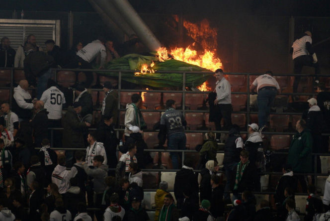 Płoną trybuny przez Łazienkowskiej 3