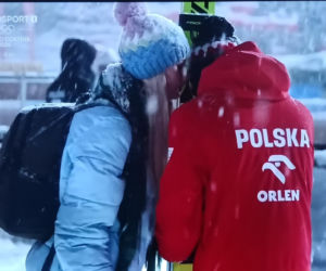 Kamil Stoch pocieszany przez żonę