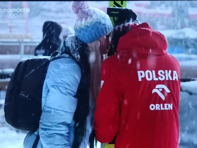Kamil Stoch pocieszany przez żonę