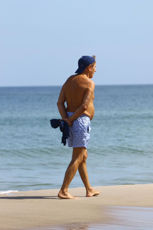 Smutny Englert samotni snuje się po plaży, Zona aktora wybrała zimną północ