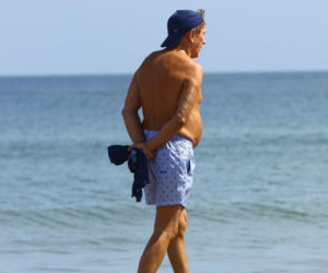 Smutny Englert samotni snuje się po plaży, Zona aktora wybrała zimną północ
