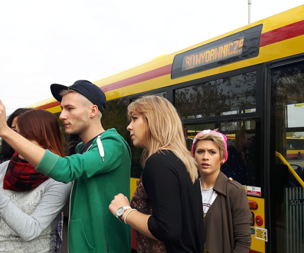 Autobus zagadek na urodziny Zajezdni
