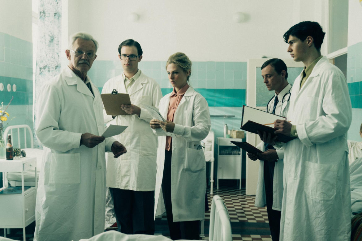 Czarna śmierć. Weronika Przybysz (Anna Karczmarczyk), dr Andrzej Zajdler (Cezary Pazura)