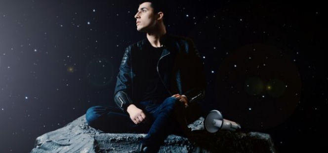 Filip Lato w kosmosie! ZDJĘCIA z teledysku Halo Ziemia 