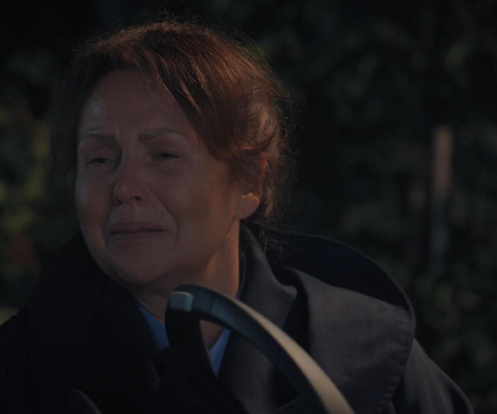 Zrozpaczona Marysia (Małgorzata Pieńkowska) w 1908 odcinku M jak miłość ze łzami w oczach błaga Pawła (Rafał Mroczek), by obiecał jej powrót. Kobieta jest załamana po wyjeździe syna i oddaniu jej Antosia pod opiekę. Więcej o losach bohaterów przeczytasz na Super Seriale.