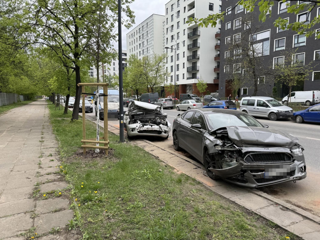Drogowe domino w Warszawie. Dziewięć aut rozbitych. Kierowca zasnął za kierownicą?