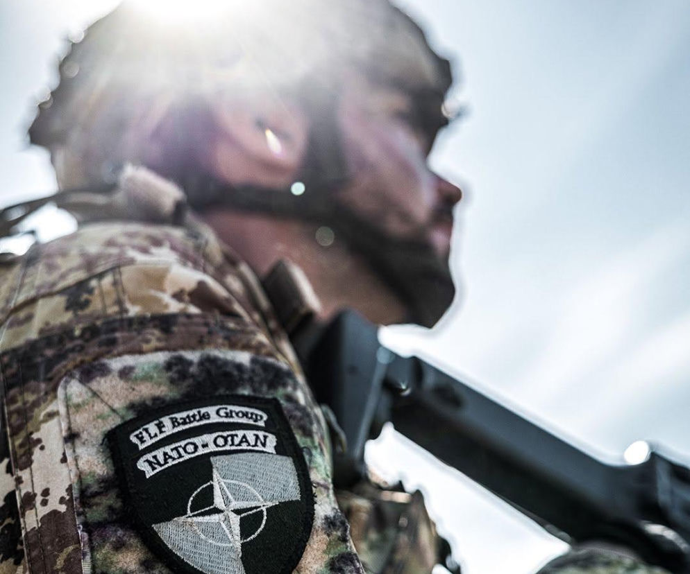 Żołnierz w mundurze z naszywką NATO eFP Battle Group na ramieniu. O strategii obronnej Sojuszu pisze SE Portal Obronny.