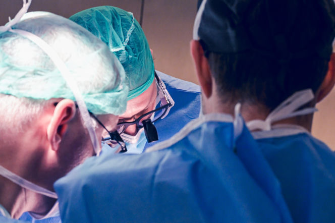 Lekarze WUM usunęli guza z wątroby poza ciałem. Pierwsza taka operacja w Polsce