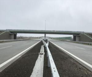 Na autostradzie A2 na wschód od Warszawy prace idą pełną parą, zarówno w dzień, jak i po zmroku