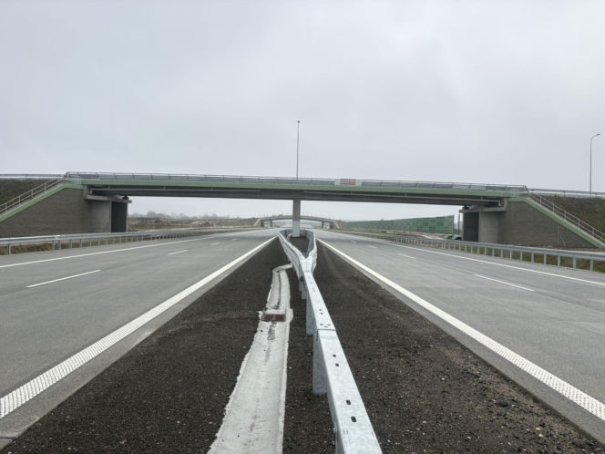 Na autostradzie A2 na wschód od Warszawy prace idą pełną parą, zarówno w dzień, jak i po zmroku