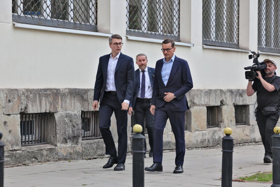 Zamiast na Nowogrodzkiej, Morawiecki i jego stronnicy spotkali się przy Konopnickiej. Były cukierki dla dziennikarzy