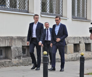 Zamiast na Nowogrodzkiej, Morawiecki i jego stronnicy spotkali się przy Konopnickiej. Były cukierki dla dziennikarzy