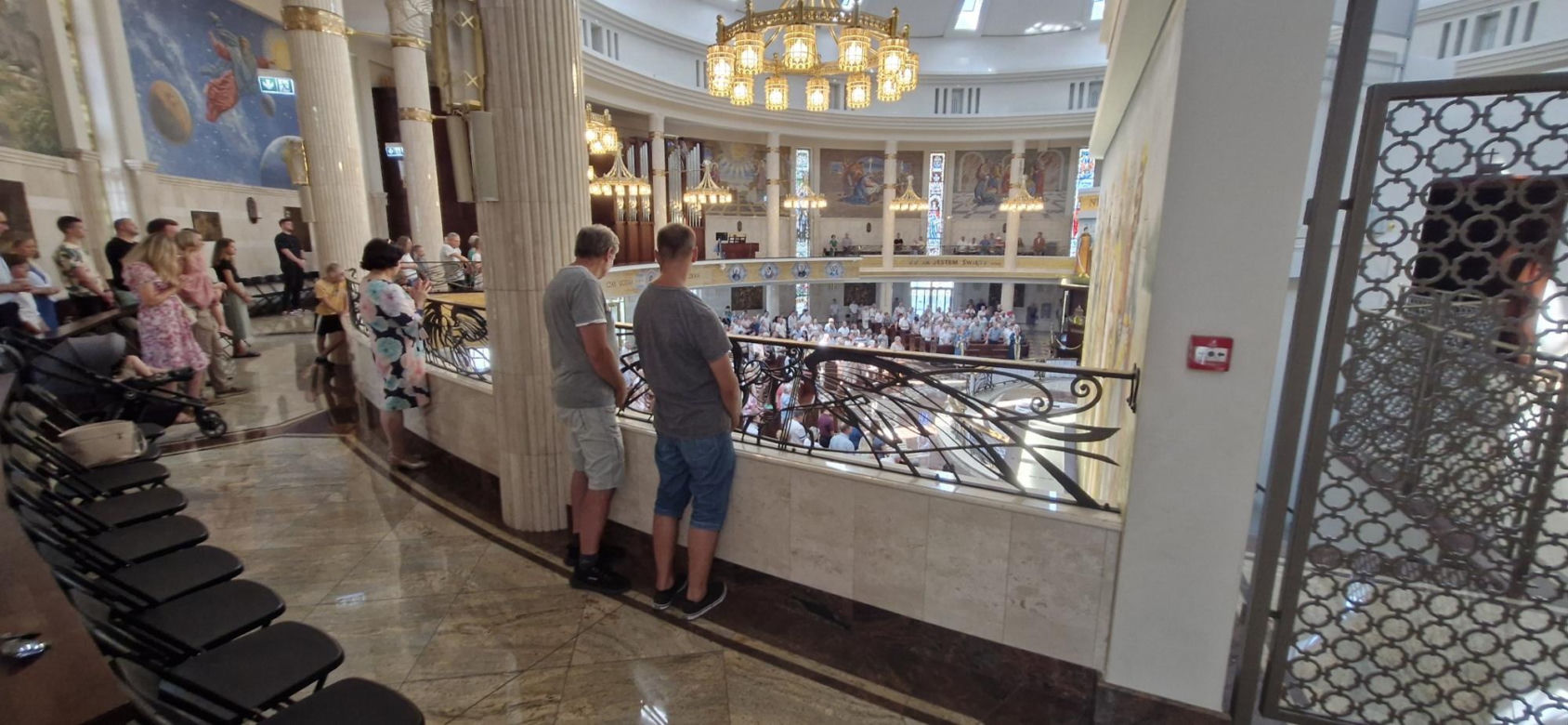 A po mszy idziemy do restauracji. Tłumy u ojca Rydzyka w kościele i w restauracji