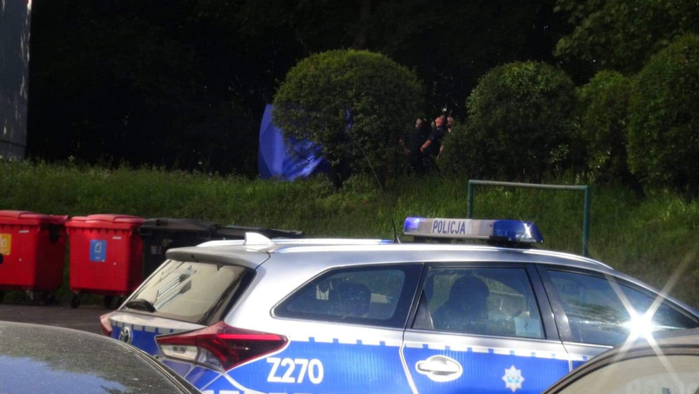 Tragedia na Bemowie. Leżała na trawniku, ktoś wezwał pomoc. Kobieta spadła z 9 piętra