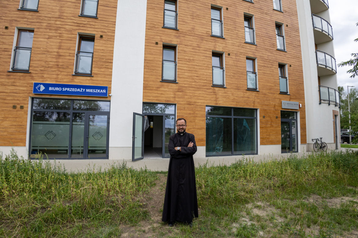 Poznań - Ksiądz otwiera kościół w bloku