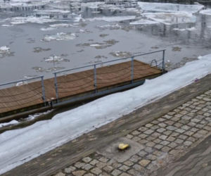 Lodołamacze na Wiśle w Toruniu. Trwa akcja kruszenia lodu