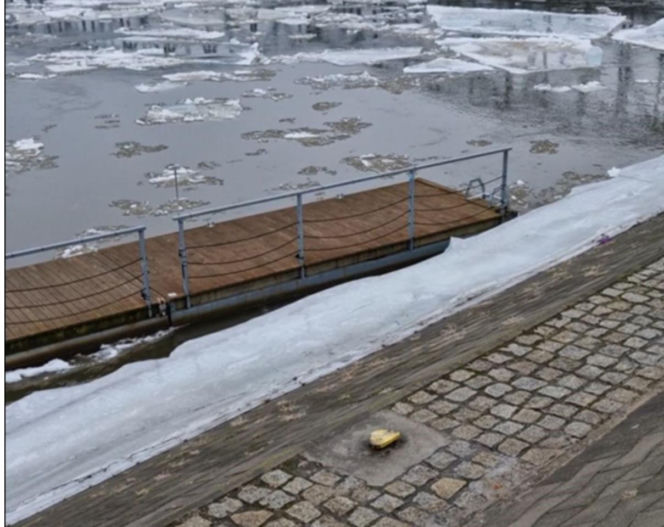 Lodołamacze na Wiśle w Toruniu. Trwa akcja kruszenia lodu