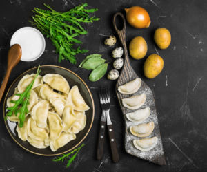 Delikatne pierogi z ziemniakami, serkiem topionym i cebulą - niedrogo i pysznie